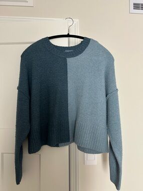 Arizona Jean Company Two-Tone Blue Crewneck Sweater